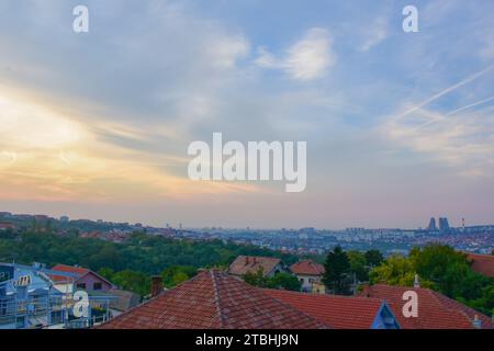 Stadt Winterlandschaft von Belgrad. Schwirren Sie über die Stadt. Romantischer und düsterer Himmel. Grau-orange Wolke bei Sonnenuntergang Stockfoto