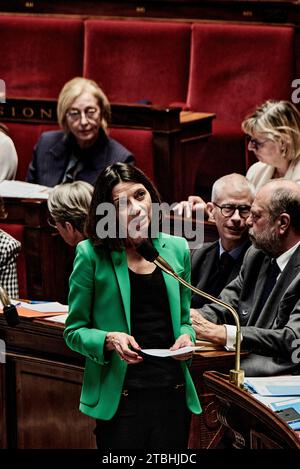 Paris, Frankreich. Dezember 2023. Antonin Burat/Le Pictorium - Fragestunde an die Regierung vom 5. Dezember 2023 in der französischen Nationalversammlung - 12/2023 - Frankreich/Paris - Staatssekretär für Europa Laurence Boone beantwortet die Abgeordneten während der Fragestunde an die Regierung am 5. Dezember 2023 in der französischen Nationalversammlung. Quelle: LE PICTORIUM/Alamy Live News Stockfoto