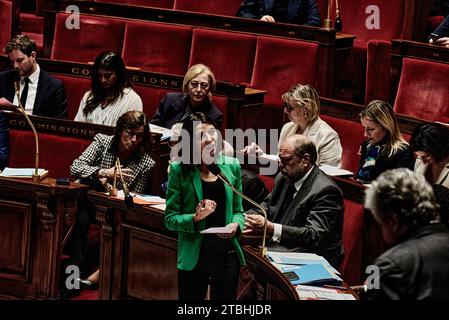 Paris, Frankreich. Dezember 2023. Antonin Burat/Le Pictorium - Fragestunde an die Regierung vom 5. Dezember 2023 in der französischen Nationalversammlung - 12/2023 - Frankreich/Paris - Staatssekretär für Europa Laurence Boone beantwortet die Abgeordneten während der Fragestunde an die Regierung am 5. Dezember 2023 in der französischen Nationalversammlung. Quelle: LE PICTORIUM/Alamy Live News Stockfoto