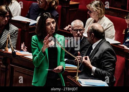 Paris, Frankreich. Dezember 2023. Antonin Burat/Le Pictorium - Fragestunde an die Regierung vom 5. Dezember 2023 in der französischen Nationalversammlung - 12/2023 - Frankreich/Paris - Staatssekretär für Europa Laurence Boone beantwortet die Abgeordneten während der Fragestunde an die Regierung am 5. Dezember 2023 in der französischen Nationalversammlung. Quelle: LE PICTORIUM/Alamy Live News Stockfoto