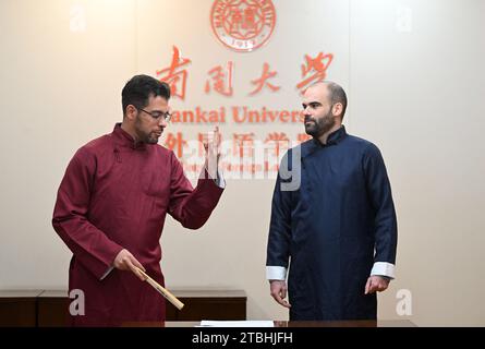 (231207) -- TIANJIN, 7. Dezember 2023 (Xinhua) -- Raydis Franco (L) und Santiago ARAG¨®n Proben eine Cross-Talk-Performance in einem Klassenzimmer an der Hochschule für Fremdsprachen der Nankai-Universität, nordchinesisches Tianjin, 6. Dezember 2023. Raydis Franco aus Venezuela und Santiago ARAG¨®n aus Spanien sind beide Spanischlehrer, die an der Hochschule für Fremdsprachen der Nankai-Universität im nordchinesischen Tianjin arbeiten. Von der chinesischen Kultur angezogen, begannen sie, Chinas Quergespräch auf Spanisch zu lernen und zu führen. Franco ist der Dugen, ein Hauptsprecher, der Schlagzeilen und Witze liefert, während ARAG¨®n Take Stockfoto