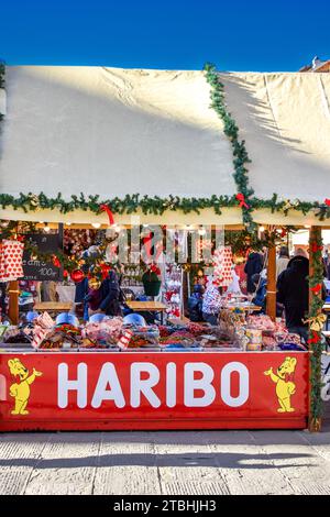 Florenz, Italien - 07. Dezember 2023: Haribo-Stand, der Süßigkeiten verkauft, mit Weihnachtsdekoration auf dem Weihnachtsmarkt auf der Piazza Santa Croce Stockfoto