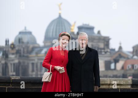 Dresden, Deutschland. Dezember 2023. Königin Mathilde und König Philippe von Belgien stehen auf der Augustusbrücke vor der Kuppel der Kunstakedemie. Das belgische Königspaar ist zu einem dreitägigen Staatsbesuch nach Deutschland gekommen. Quelle: Sebastian Kahnert/dpa/Alamy Live News Stockfoto