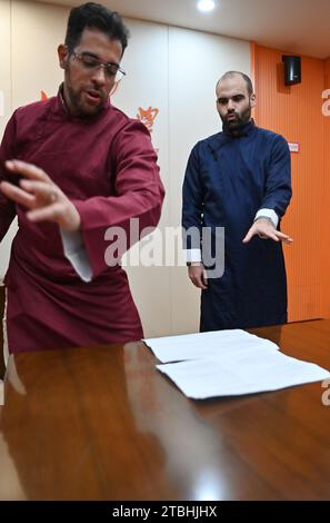 (231207) -- TIANJIN, 7. Dezember 2023 (Xinhua) -- Raydis Franco (L) und Santiago ARAG¨®n Proben im Klassenzimmer des Kollegiums für Fremdsprachen der Nankai-Universität, nordchinesisches Tianjin, 6. Dezember 2023. Raydis Franco aus Venezuela und Santiago ARAG¨®n aus Spanien sind beide Spanischlehrer, die an der Hochschule für Fremdsprachen der Nankai-Universität im nordchinesischen Tianjin arbeiten. Von der chinesischen Kultur angezogen, begannen sie, Chinas Quergespräch auf Spanisch zu lernen und zu führen. Franco ist der Dugen, ein Hauptsprecher, der Schlagzeilen und Witze liefert, während ARAG¨®n ta Stockfoto