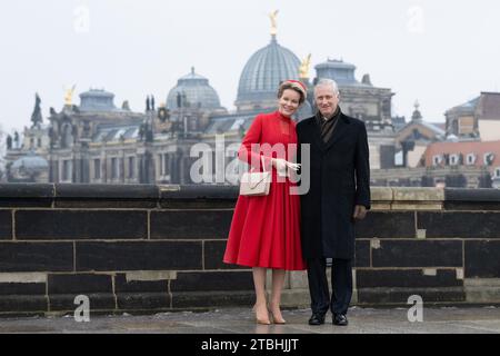 Dresden, Deutschland. Dezember 2023. Königin Mathilde und König Philippe von Belgien stehen auf der Augustusbrücke vor der Kuppel der Kunstakedemie. Das belgische Königspaar ist zu einem dreitägigen Staatsbesuch nach Deutschland gekommen. Quelle: Sebastian Kahnert/dpa/Alamy Live News Stockfoto