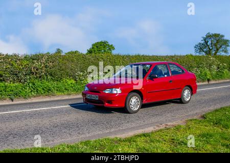 Hyundai Accent Coupe aus den 1998 90er Jahren; Vintage, restaurierte klassische Motoren, Automobilsammler, Motorenfreunde, historische Veteranen, die in Cheshire, Großbritannien, reisen Stockfoto