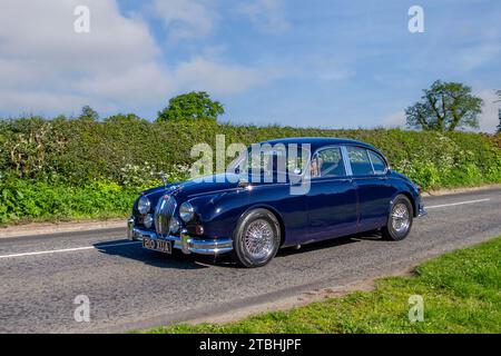 1963 60er Jahre Blauer Jaguar 3.4/340 luxuriöse britische Limousine mit 3442 ccm Mk2; Vintage, restaurierte klassische Motoren, Automobilsammler, Motorenfreunde, historische Veteranenautos, die in Cheshire, Großbritannien reisen Stockfoto