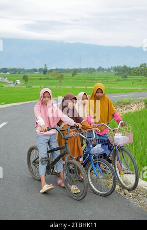 Aceh, Indonesien - Dezember 2023: Aktivitäten am Vormittag im Dorf Montasik Stockfoto