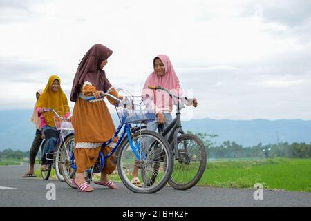 Aceh, Indonesien - Dezember 2023: Aktivitäten am Vormittag im Dorf Montasik Stockfoto