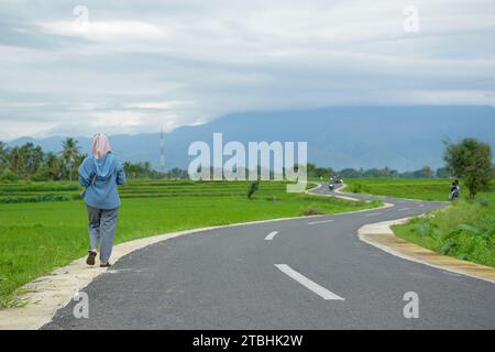 Aceh, Indonesien - Dezember 2023: Aktivitäten am Vormittag im Dorf Montasik Stockfoto