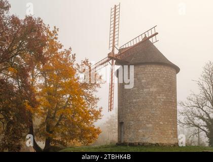 Nebel umgibt den Moulin de Domme, eine alte Windmühle im Dorf Domme in der französischen Dordogne Stockfoto