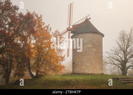 Nebel umgibt den Moulin de Domme, eine alte Windmühle im Dorf Domme in der französischen Dordogne Stockfoto