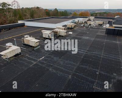 Drohnenfotos von gewerblichen Dächern mit EPDM, TPO und Solar. Stockfoto