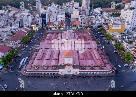 25. März 2023: Szene des Ben Thanh Markts in District 1, Ho-Chi-Minh-Stadt, Vietnam am Nachmittag Stockfoto