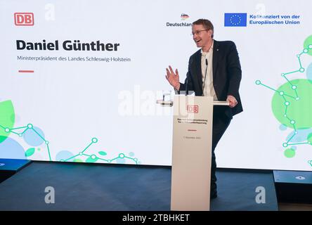 Fehmarn, Deutschland. Dezember 2023. Daniel Günther (CDU), Ministerpräsident Schleswig-Holsteins, spricht bei einer Zeremonie der Deutschen Bahn. Mit der Zeremonie in Fehmarn hat die Deutsche Bahn das Signal für den Bau der Eisenbahnverbindung zum geplanten Ostseetunnel gegeben. Die 88 Kilometer lange Bahnstrecke zwischen Puttgarden und Lübeck wird ab 2029 den geplanten Straßen- und Eisenbahntunnel an das deutsche Schienennetz anschließen. Quelle: Christian Charisius/dpa/Alamy Live News Stockfoto