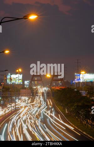 8. Juni 2022: Binh Loi Baum in der Pham Van Dong Straße im Bezirk Binh Thanh, Ho Chi Minh Stadt, Vietnam Stockfoto