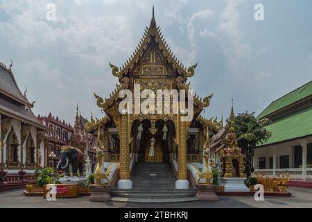 Chiang Mai, Thailand - 23. März 2018: Der Viharan (Haupthalle) im buddhistischen Tempel Wat Saen Muang Ma Luang. Stockfoto