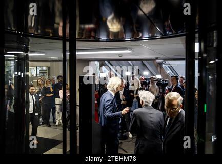 DEN HAAG – Geert Wilders (PVV) mit dem Pfadfinder Ronald Plasterk nach einem zweiten Gespräch mit Parteichef Pieter Omtzigt (NSC). ANP KOEN VAN WEEL niederlande aus - belgien aus Stockfoto