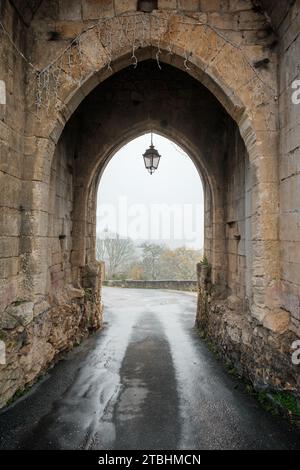 La Porte des Tours wurde im 13. Jahrhundert erbaut und ist der mittelalterliche Haupteingang der Bastide de Domme, einer befestigten Stadt in der französischen Dordogne Stockfoto