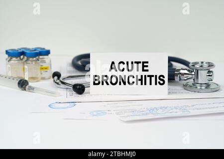 Medizinisches Konzept. Auf den medizinischen Dokumenten gibt es ein Stethoskop, Injektionen, eine Spritze und eine Visitenkarte mit der Inschrift - Akute Bronchitis Stockfoto