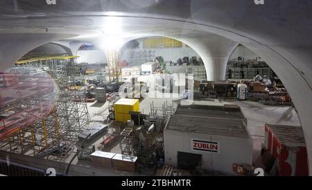 Stuttgart, Deutschland. November 2023. Blick auf die Halle des neuen Bahnhofs im Rahmen des milliardenschweren Eisenbahnprojekts Stuttgart 21. Das Bahnprojekt Stuttgart 21 wird wieder teurer. Wie die Deutsche Presse-Agentur am Donnerstag aus Aufsichtsratskreisen erfuhr, werden die Kosten um 1,7 Milliarden Euro auf rund 11 Milliarden Euro steigen. Der Hauptgrund dafür seien die gestiegenen Baukosten. Quelle: Bernd Weißbrod/dpa/Alamy Live News Stockfoto