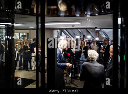 DEN HAAG – Geert Wilders (PVV) mit dem Pfadfinder Ronald Plasterk nach einem zweiten Gespräch mit Parteichef Pieter Omtzigt (NSC). ANP KOEN VAN WEEL niederlande aus - belgien aus Stockfoto