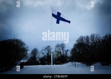 Die offiziellen Festlichkeiten zum finnischen Unabhängigkeitstag beginnen in der Regel mit dem Hissen der Flagge auf Tähtitorninmäki in Helsinki. Dezember 2023. Stockfoto