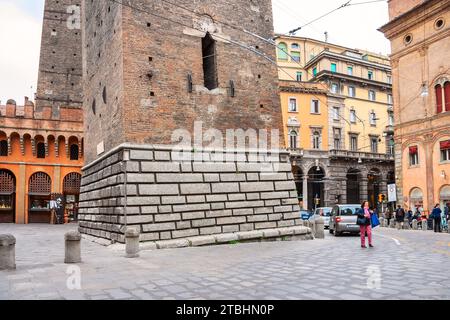 Blick auf den Stadtplatz Piazza di Porta Ravegnana mit Fuß des schiefen Garisenda-Turms in Bologna. Italien Stockfoto