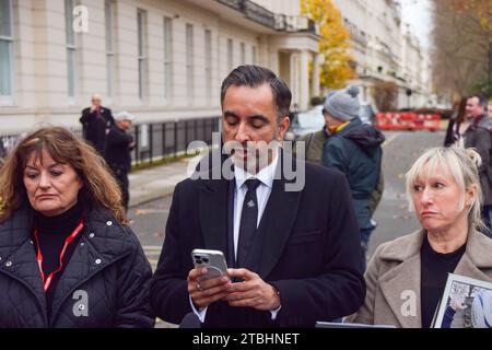 London, England, Großbritannien. Dezember 2023. AAMER ANWAR (Zentrum), leitender Anwalt für die schottischen COVID-19-Hinterbliebenen und Hinterbliebenen, geben Erklärungen vor dem COVID-19-Untersuchungszentrum ab, während der ehemalige Premierminister Boris Johnson am zweiten Tag seine Aussage abgibt. (Kreditbild: © Vuk Valcic/ZUMA Press Wire) NUR REDAKTIONELLE VERWENDUNG! Nicht für kommerzielle ZWECKE! Quelle: ZUMA Press, Inc./Alamy Live News Stockfoto