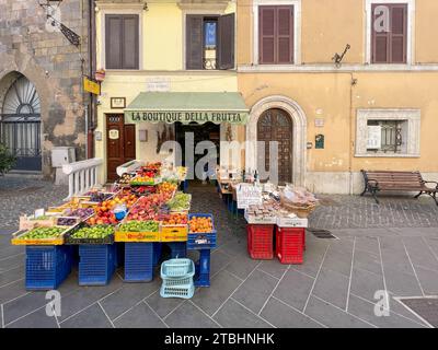 Ein lebhafter Markt im Freien bietet eine Auswahl an frischem Obst und Gemüse Stockfoto