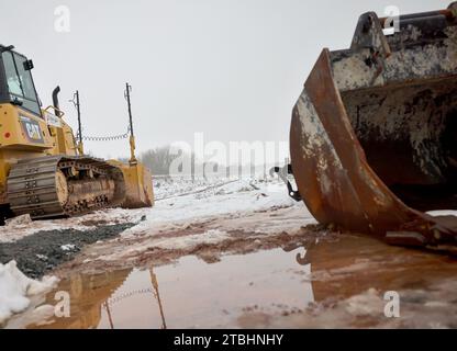 Fehmarn, Deutschland. Dezember 2023. Die ersten Bagger stehen auf der Baustelle der Deutschen Bahn für die Bahnverbindung zur Festverbindung Fehmarnbelt nach einer Festveranstaltung der Deutschen Bahn. Mit der Zeremonie in Fehmarn hat die Deutsche Bahn das Signal für den Bau der Eisenbahnverbindung zum geplanten Ostseetunnel gegeben. Die 88 Kilometer lange Bahnstrecke zwischen Puttgarden und Lübeck wird den geplanten Straßen- und Eisenbahntunnel ab 2029 an das deutsche Eisenbahnnetz anschließen. Quelle: Christian Charisius/dpa/Alamy Live News Stockfoto