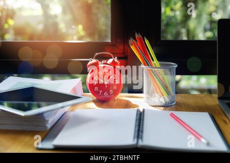 Uhren, Bleistifte, Tablet und Dokumente auf dem Schreibtisch im Home Office. Work from Home Konzept. Stockfoto