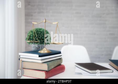 Gold Messing Waage auf Büchern in Anwaltskanzlei. Symbol für Recht und Gerechtigkeit. Stockfoto