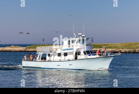 Gechartertes Fischereifahrzeug, Lazy Bones, fährt nach montauk Stockfoto