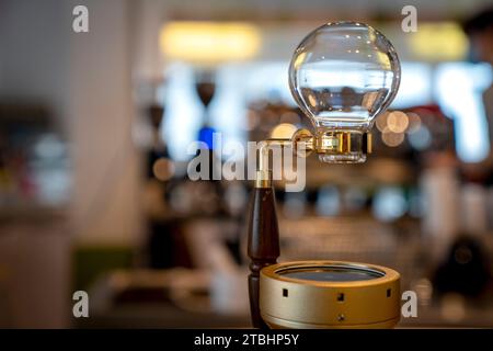 Siphon-Vakuumkaffeemaschine mit Bokeh-Hintergrund Stockfoto