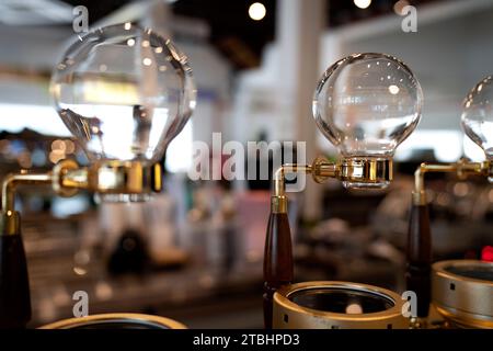 Siphon-Vakuumkaffeemaschine mit Bokeh-Hintergrund Stockfoto