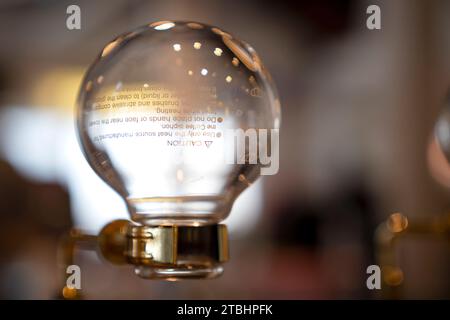 Siphon-Vakuumkaffeemaschine mit Bokeh-Hintergrund Stockfoto