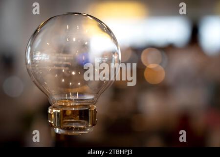 Siphon-Vakuumkaffeemaschine mit Bokeh-Hintergrund Stockfoto