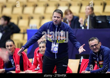 Herning, Dänemark. Dezember 2023. Serbiens Trainer Uroš Bregar während des IHF Handball-WM-Spiels zwischen Serbien und Polen in der Hauptrundengruppe 3 in der Arena Nord in Frederikshavn Dänemark Donnerstag, 7. Dezember 2023 Credit: Ritzau/Alamy Live News Stockfoto