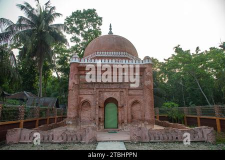 Eine alte Moschee namens Mia Bari Moschee in Bhandaria Upazila im Bezirk Pirojpur in Bangladesch. Stockfoto