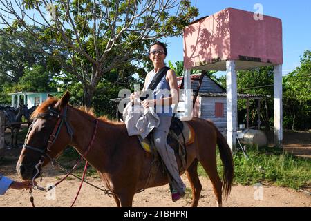 Vinales, Kuba - 10. August 2023: Frau auf Pferd bei Vinales auf Kuba Stockfoto