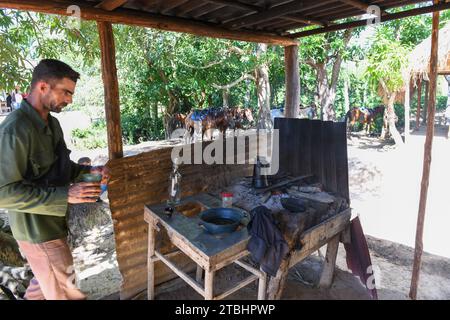 Vinales, Kuba - 10. August 2023: Blick in ein Café auf dem Feuer in der ländlichen Landschaft in der Nähe von Vinales auf Kuba Stockfoto