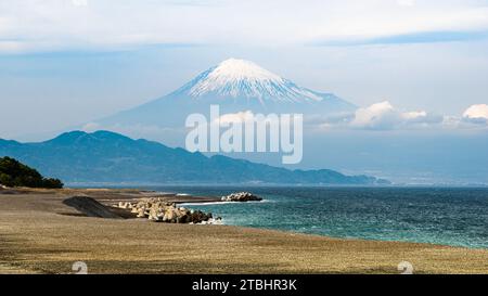 Dieses Foto zeigt die Ergebnisse der erhöhten Küste im Vordergrund, unter dem wachsamen Auge des majestätischen Fuji im Hintergrund. Die ul Stockfoto