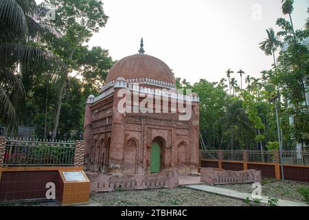 Eine alte Moschee namens Mia Bari Moschee in Bhandaria Upazila im Bezirk Pirojpur in Bangladesch. Stockfoto