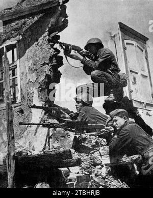Russische Infanterie, ausgerüstet mit automatischen Waffen in einem Dorf in der Nähe von Woroschilowgrad, später in Luhansk in der Ukraine umbenannt, wartete auf die Schlacht gegen die Wermacht während der deutschen Invasion Russlands während des Zweiten Weltkriegs. Im Juli 1942 rückte die deutsche Armee in Richtung Rostow vor. Stockfoto