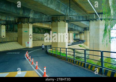 Ein Bild der Radwege unter dem Olympic Boulevard im Banpo Hangang Park in Seoul, Südkorea. Stockfoto