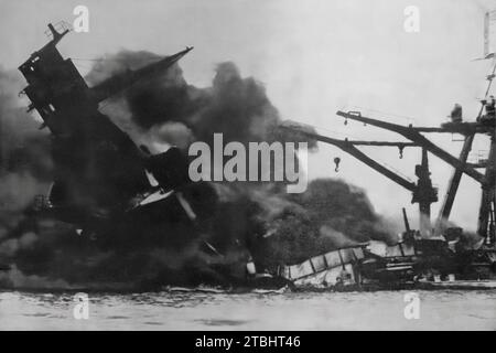 Das US-amerikanische Schlachtschiff „Arizona“ brannte vor dem Untergang nach dem japanischen Angriff auf Pearl Harbour, Hawaii am 7. Dezember 1941, während des Zweiten Weltkriegs. Stockfoto