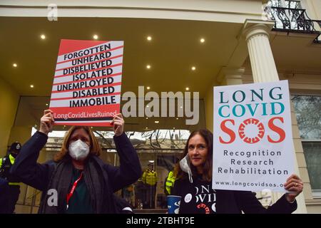 London, Großbritannien. Dezember 2023. Lange covid-Demonstranten stehen vor dem COVID-19-Untersuchungszentrum, während der ehemalige Premierminister Boris Johnson am zweiten Tag aussagt. Quelle: Vuk Valcic/Alamy Live News Stockfoto