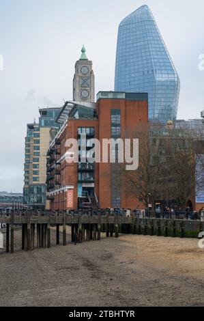 Leute, die an einem Wintertag am Oxo Tower auf der Oxo Tower Wharf spazieren gehen. South Bank, London, England, Großbritannien Stockfoto