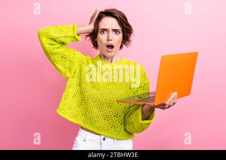 Foto von gestresstem jungen lustigen Mädchen Hand Touch Kopf verwirrt ihr Code gebrochen nichts startet richtig isoliert über rosa Hintergrund Stockfoto